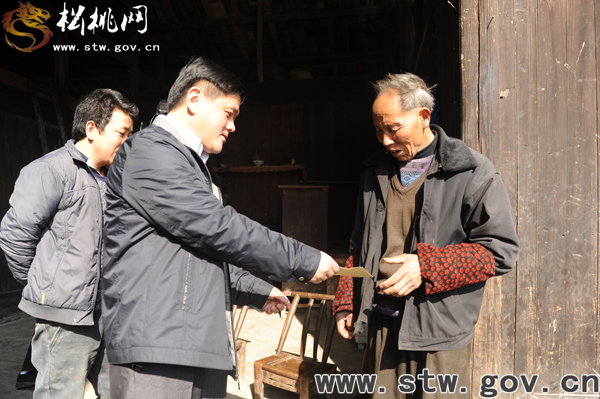 刘奇凡春节前到松桃牛郎镇慰问困难党员群众