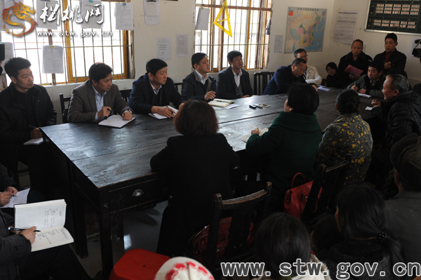 刘奇凡春节前到松桃牛郎镇慰问困难党员群众