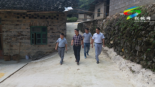 县委办到迓驾镇硐口村、柳桐村开展脱贫攻坚“秋季攻势”活动