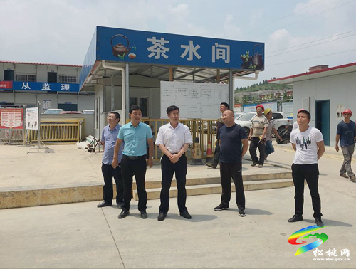 冉晓东深入团山背后坪安置点调研易地移民搬迁工程建设进度
