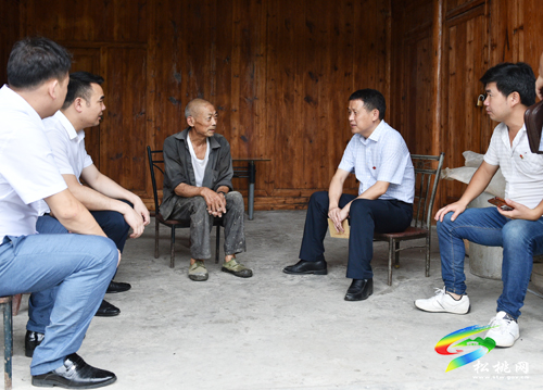 龙群跃“七一”看望慰问老党员和困难党员
