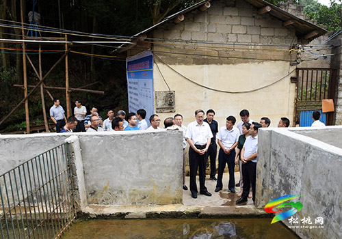 李邑飞在松桃开展巡河暨锰污染治理督导时强调