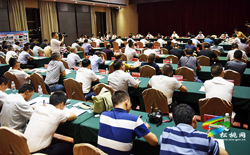 李邑飞在松桃开展巡河暨锰污染治理督导时强调