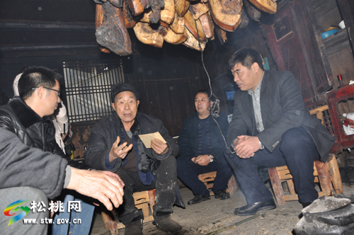 秦智坤春节前到正大乡慰问困难党员群众