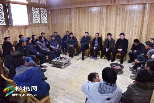 冉晓东带领结对帮扶干部到迓驾镇马安村集中走访慰问贫困户