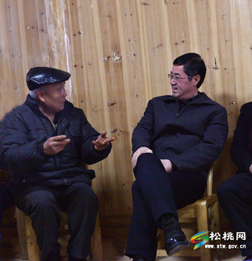 冉晓东带领结对帮扶干部到迓驾镇马安村集中走访慰问贫困户