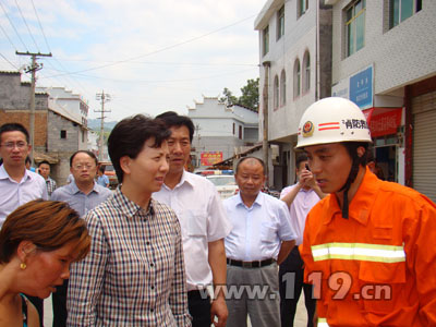 【中国消防在线】谌贻琴赴松桃县检查指导抗旱救灾工作