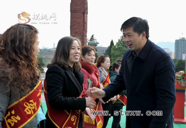 百名“最美松桃人”亮相松桃首届“十个十佳”颁奖典礼