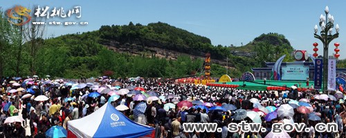 湘黔渝数万群众见证松桃“四月八”