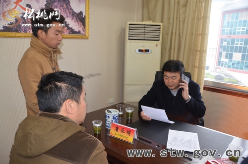 唐永明“零距离”接访群众