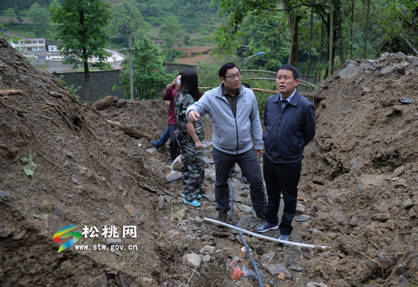 龙群跃深入盘信大湾苗寨指导抗洪救灾