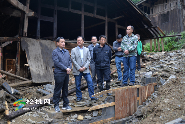 龙群跃深入盘信大湾苗寨指导抗洪救灾