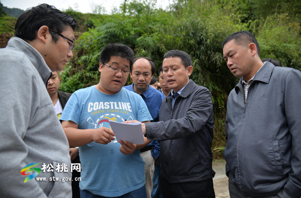 龙群跃深入盘信大湾苗寨指导抗洪救灾