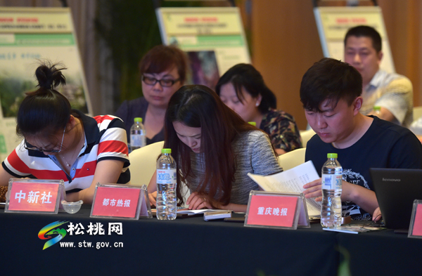 “你旅游我买单 百万红包大放送”2016中国旅游日贵州梵净山松桃苗族文化旅游节推介会在重庆举行