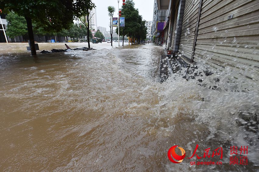 【人民网】大雨洪灾显真情民生