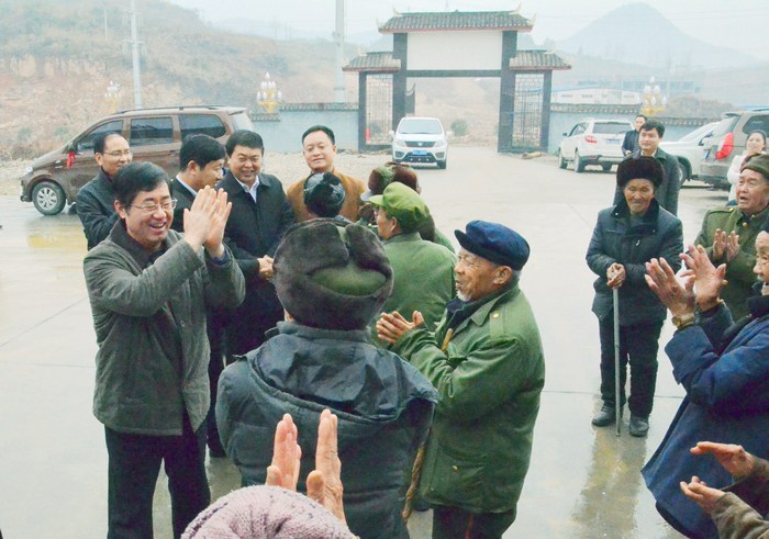 松桃四家班子慰问驻松官兵及敬老院和儿童福利院